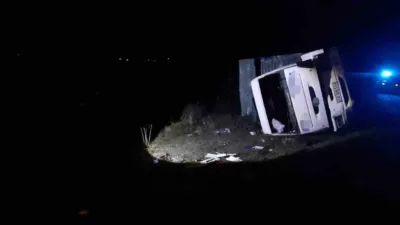 Bolu’nun Mudurnu ilçesinde sürücüsünün direksiyon hakimiyetini kaybettiği kamyon şarampole devrildi,