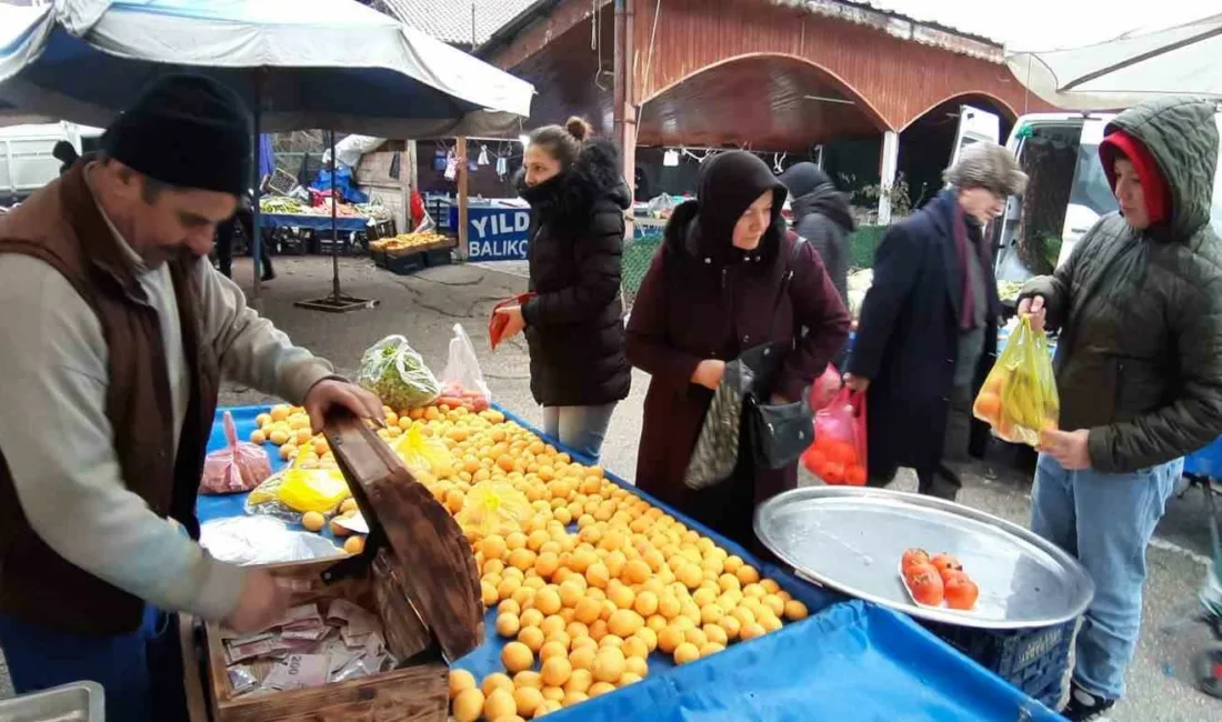 Bolu’nun Mudurnu ilçesinde pazar esnafı, 2025-2026 eğitim öğretim yılının ilk