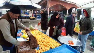 Bolu’nun Mudurnu ilçesinde pazar esnafı, 2025-2026 eğitim öğretim yılının ilk