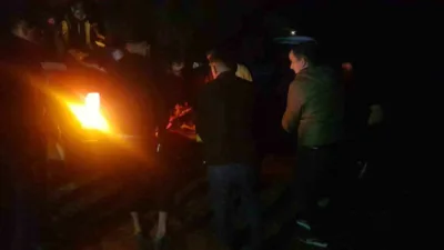Sakarya’nın Taraklı ilçesinde orman yangınlarında zarar gören ağaçları taşıyan tırın