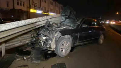 Kocaeli’de seyir halindeki otomobil bariyere saplanarak kullanılamaz hale geldi, sürücü