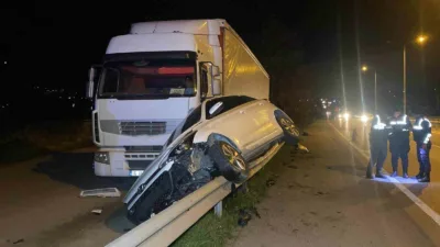 Kocaeli’nin Kartepe ilçesinde kontrolden çıkan otomobil, bariyerlerin üzerinde 15 metre