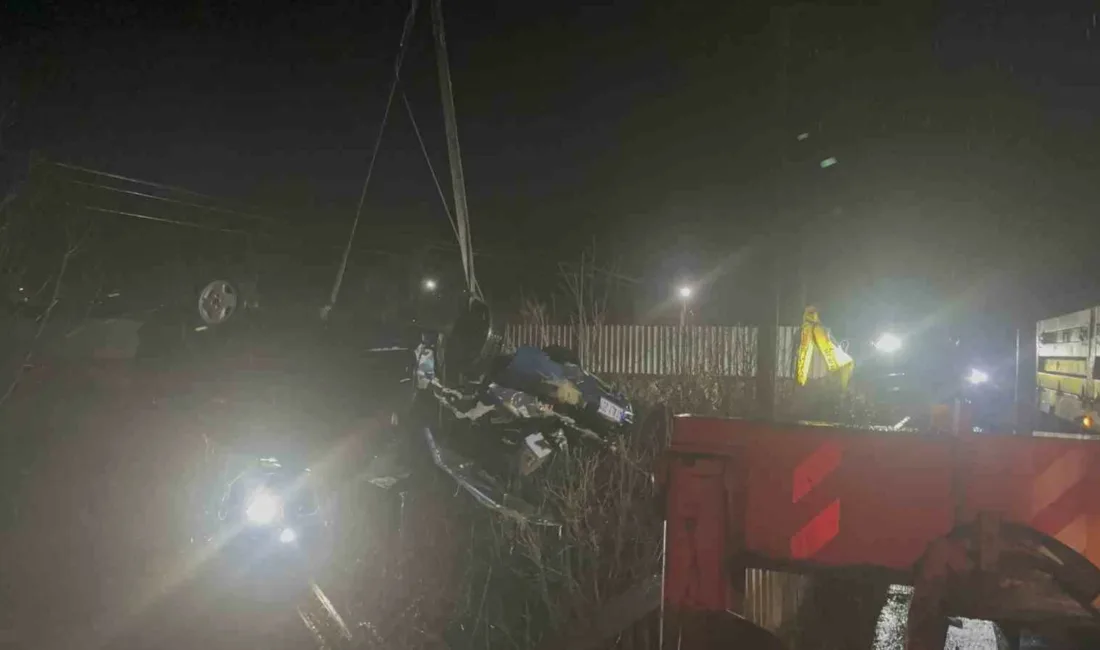 Kocaeli’nin Kandıra ilçesinde çaya uçan otomobildeki baba ve oğlu hayatını