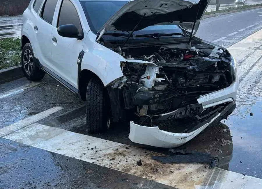Sakarya’nın Karasu-Adapazarı yolu üzerinde yağış nedeniyle kayganlaşan yolda kontrolden çıkarak