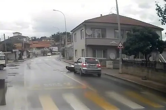 Sakarya’nın Serdivan ilçesinde otomobilin çarpması neticesinde meydana gelen trafik kazasında
