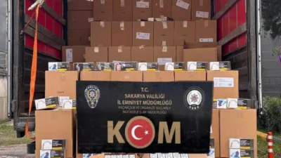 Sakarya’da polis ekiplerince yapılan operasyonda Anadolu Otoyolu’nda durdurulan tırda 6