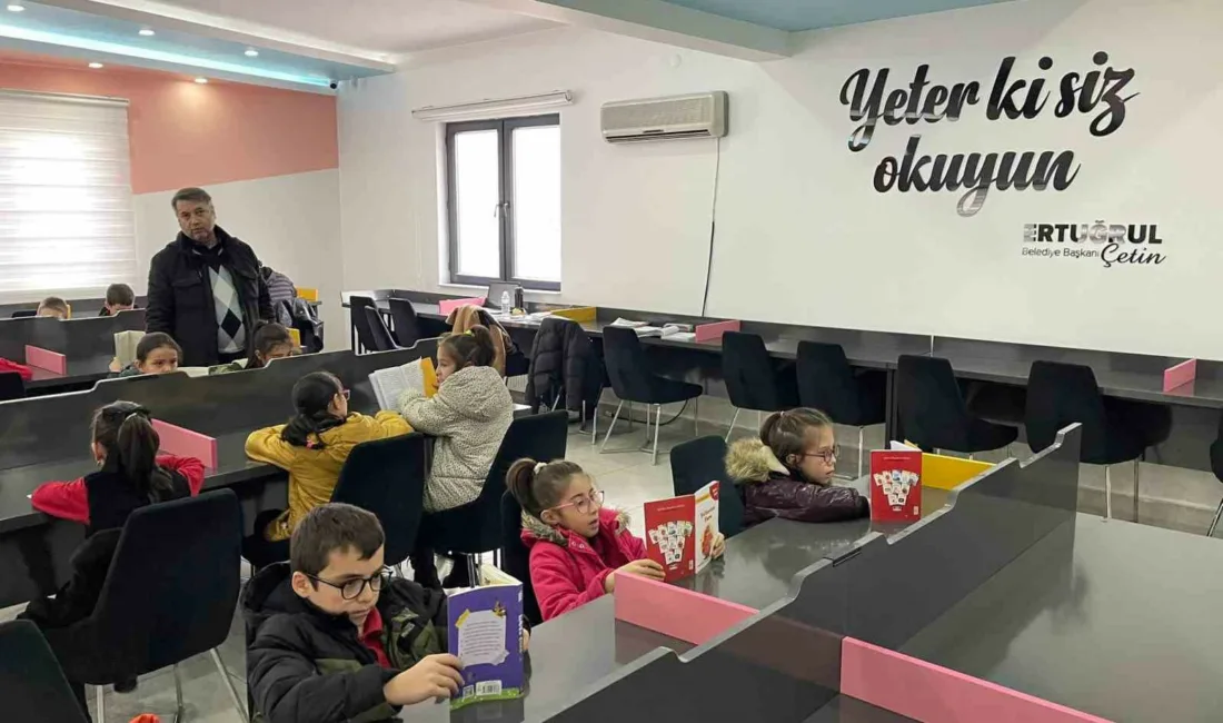 Pursaklar Belediyesi tarafından hizmete sunulan Yunus Emre Millet Kıraathanesi, kitap