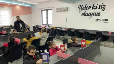 Pursaklar Belediyesi tarafından hizmete sunulan Yunus Emre Millet Kıraathanesi, kitap