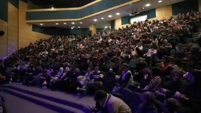 Sakarya’da sahnelenen “Güne Bakan Cam Kırıkları” adlı tiyatro oyunu, usta