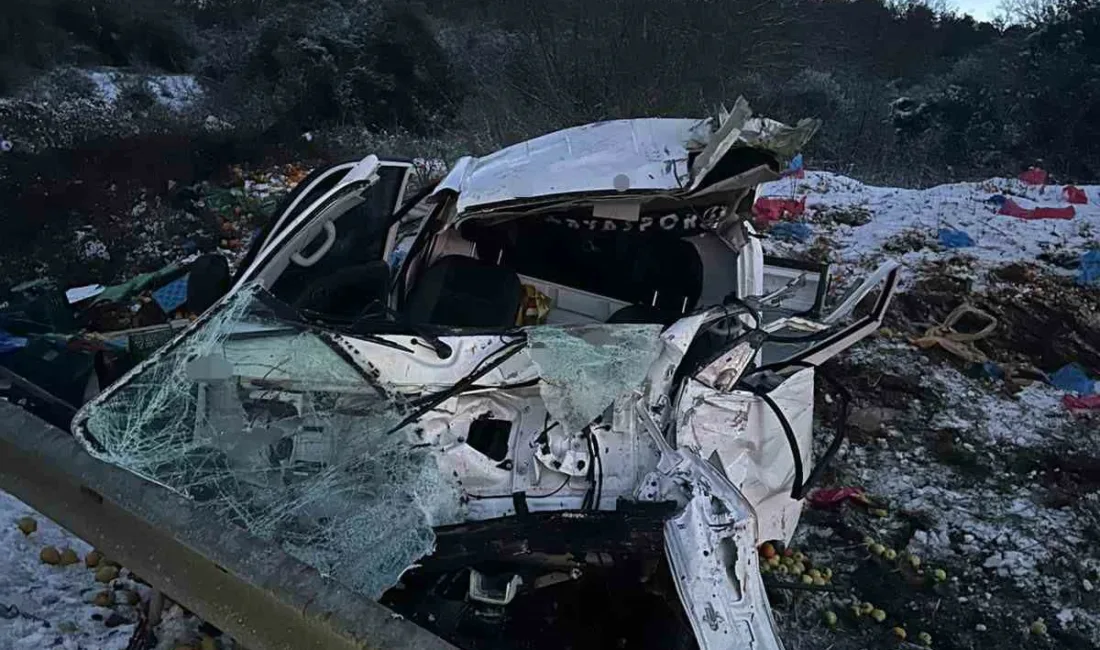 Sakarya’da kontrolden çıkan kamyonetin takla atıp yoldan çıkması neticesinde baba