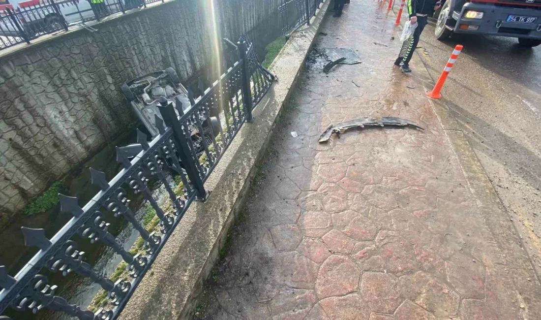 Sakarya’nın Akyazı ilçesinde seyir halindeki otomobilin kontrolden çıkarak su kanalına
