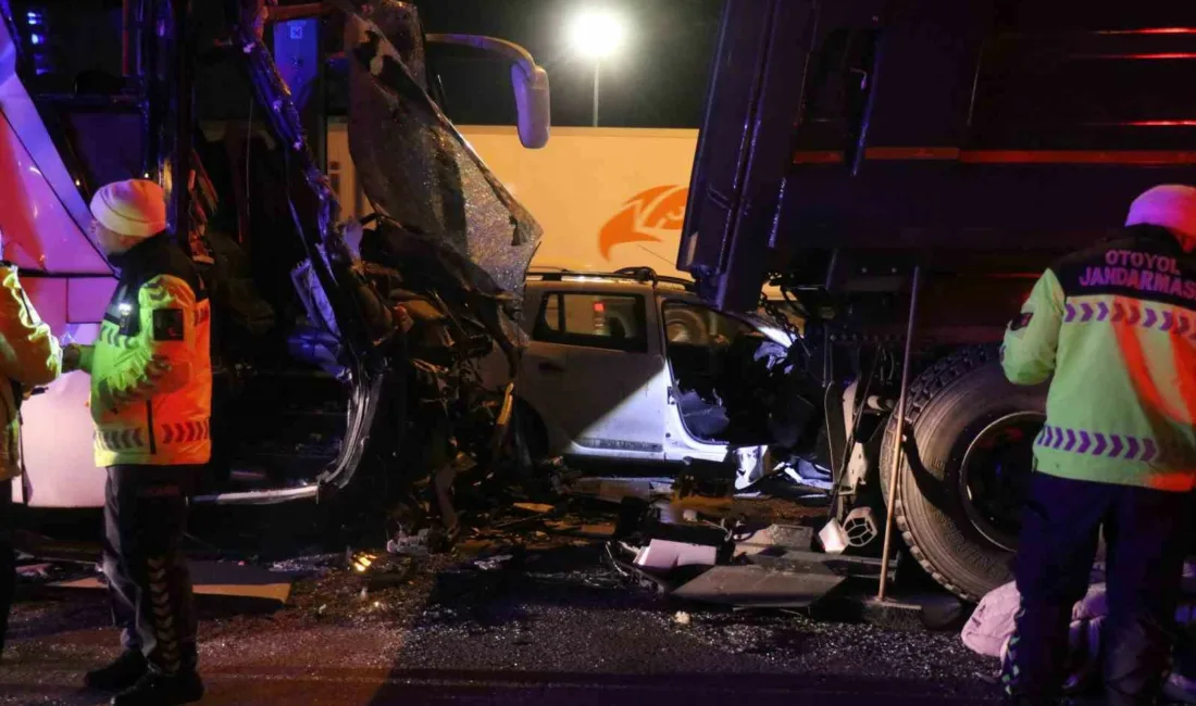 TEM Otoyolu Sakarya geçişinde 1 kişinin hayatını kaybettiği, 3’ü ağır,