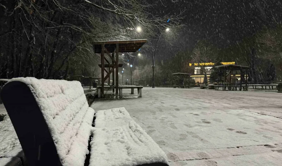 Sakarya’nın yüksek kesimlerinde etkili olan kar yağışı şehir merkezinde de