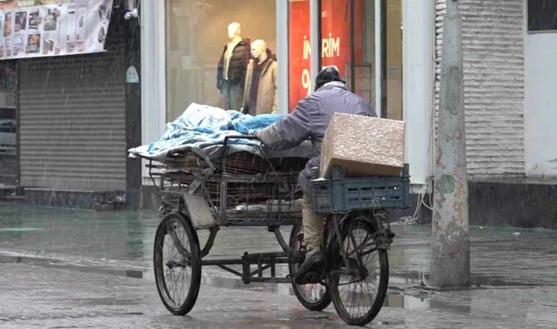 Sakarya’da yüksek kesimlerde başlayan kar yağışı, sabah saatlerinden itibaren şehir