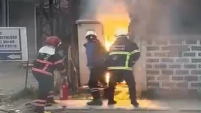 Sakarya’nın Akyazı ilçesinde trafoda çıkan yangına ekiplerin müdahalesi esnasında yaşanan
