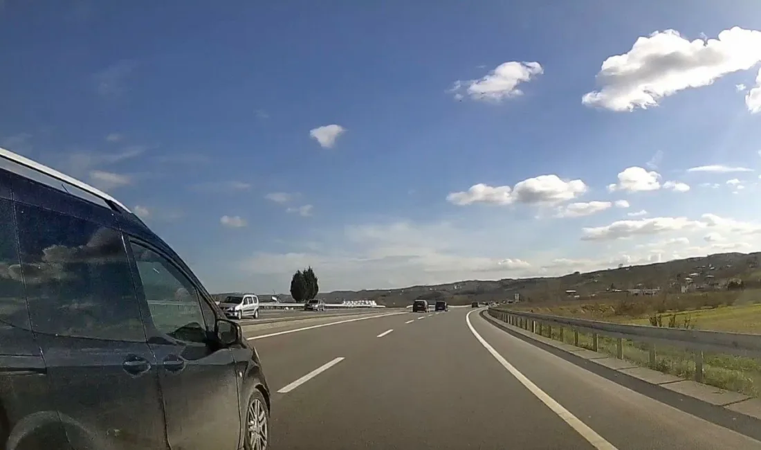 Sakarya’nın Karasu ilçesi D-650 kara yolunda şerit ihlali yapan bir