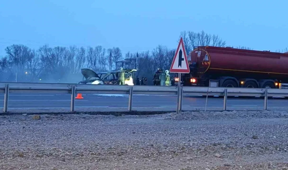 Ankara’nın Akyurt ilçesinde trafikte seyreden bir otomobilde çıkan yangında, araç