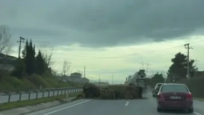 Sakarya’nın Adapazarı ilçesi D020 kara yolunda seyir halindeki tırdan düşen