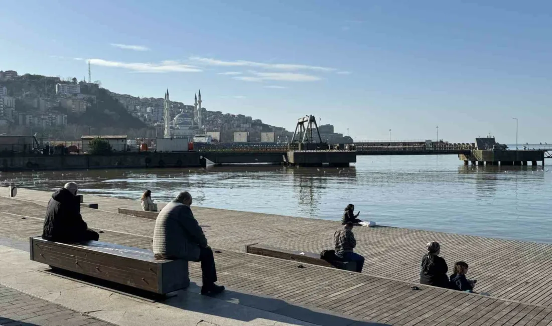 Zonguldak’ta sıcak havayı gören vatandaşlar sahillere akın etti. Zonguldak’ta hava