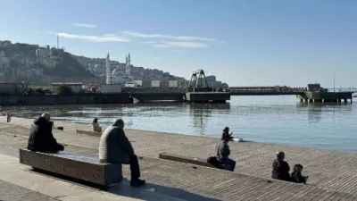 Zonguldak’ta sıcak havayı gören vatandaşlar sahillere akın etti. Zonguldak’ta hava