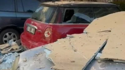 Ankara’da etkisini gösteren şiddetli fırtınadan dolayı Etimesgut ilçesinde binaların dış