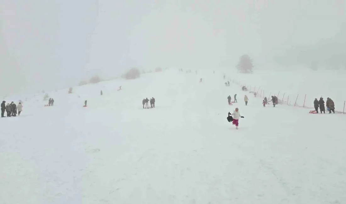 Karabük’ün 2 bin rakımlı Keltepe Kayak Merkezi, sisli ve yağışlı