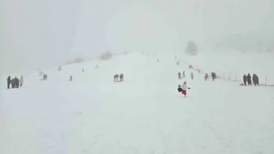 Karabük’ün 2 bin rakımlı Keltepe Kayak Merkezi, sisli ve yağışlı