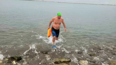 Kastamonu’nun İnebolu ilçesinde soğuk ve karlı havaya aldırış etmeyen vatandaş