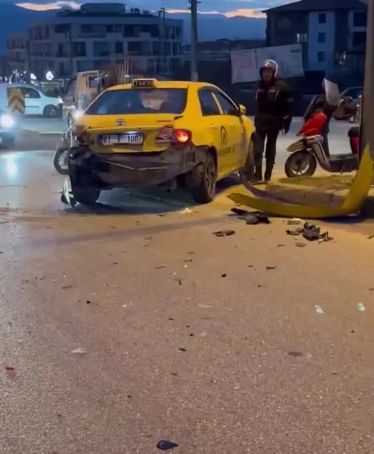 Düzce’de taksiye arkadan çarpan motosikletin sürücüsü ağır yaralandı. Kaza, dün