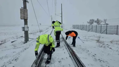 Türkiye Cumhuriyeti Devlet Demiryolları (TCDD) ekipleri, ülke genelindeki kar yağışlarının