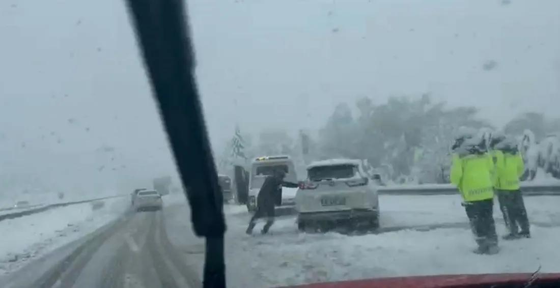 TEM Otoyolu’nun Bolu Dağı Tüneli geçişinde etkili olan yoğun kar