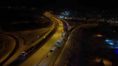 Yoğun kar yağışından kayan tırlar sebebiyle ulaşımın durduğu TEM Otoyolu’nun