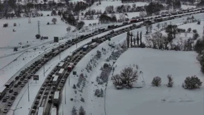 TEM Otoyolu’nun Bolu geçişinde etkili olan yoğun kar yağışı sebebiyle