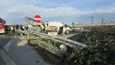 TEM Otoyolu’nun Düzce geçişinde bariyerlere ok gibi saplanan hafif ticari