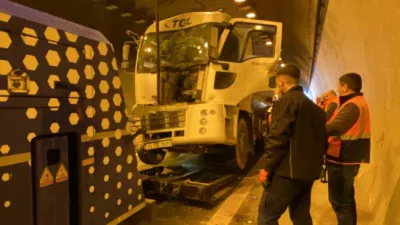 Kocaeli’de TEM Otoyolu Gültepe Tüneli’nde yol çalışması nedeniyle yavaşlayan trafikte