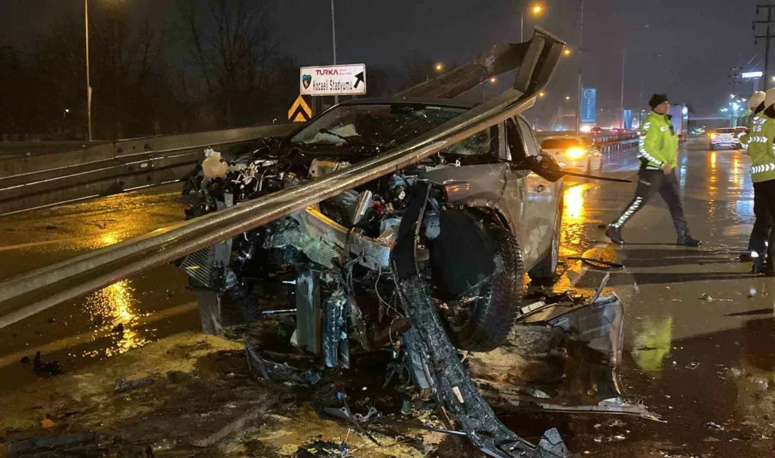 Kocaeli’de ters yönden yola giren otomobil refüjdeki bariyerleri biçti, kazada
