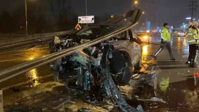 Kocaeli’de ters yönden yola giren otomobil refüjdeki bariyerleri biçti, kazada