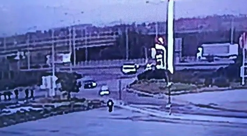 TEM Otoyolu’nun Düzce geçişinde bariyerlere ok gibi saplanan otomobildeki 2