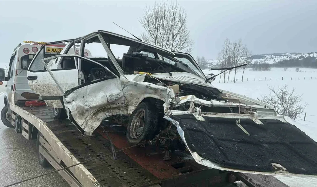 Kastamonu’nun Seydiler ilçesinde karşı şeride geçen Tofaş-Fiat marka otomobil, karşı