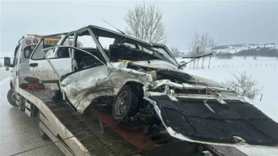 Kastamonu’nun Seydiler ilçesinde karşı şeride geçen Tofaş-Fiat marka otomobil, karşı