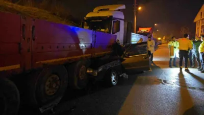 Karabük’te sürücüsünün alkollü olduğu otomobil, park halindeki tıra ok gibi