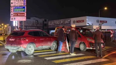 Sakarya’nın Adapazarı ilçesinde SUV tarzı araç ile toplu taşıma aracının