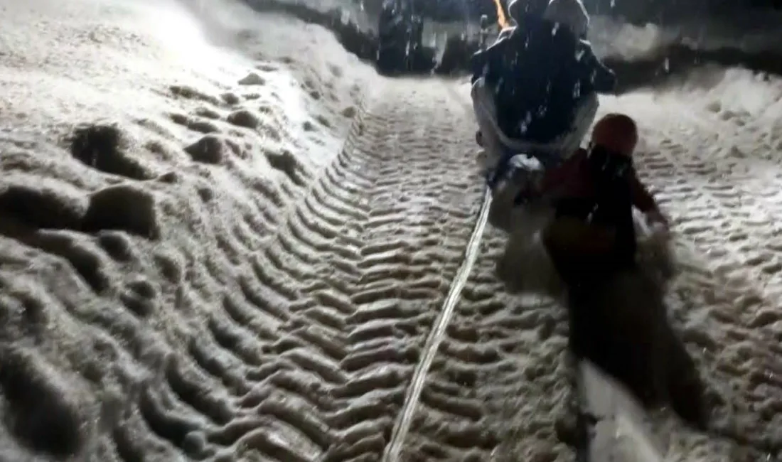 Karabük’te etkisini sürdüren kar yağışının ardından çocuklar ve gençler, traktörün