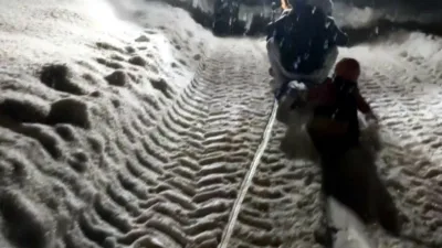 Karabük’te etkisini sürdüren kar yağışının ardından çocuklar ve gençler, traktörün
