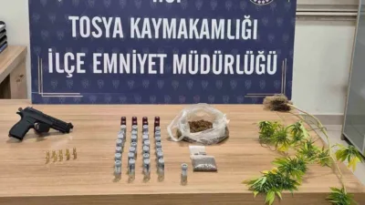 Kastamonu’nun Tosya ilçesinde şüphe üzerine durdurulan motosiklette uyuşturucu maddeyle yakalanan