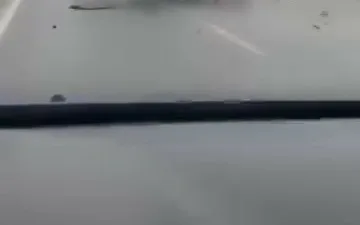 Kocaeli’nin Çayırova ilçesinde yağışlı havada makas atarak ilerleyen otomobil kontrolden