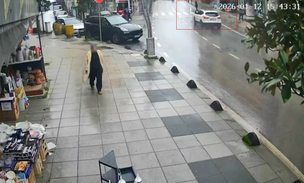 Kocaeli’nin Çayırova ilçesinde yaya geçidinden karşıya geçerken bir otomobilin çarpması