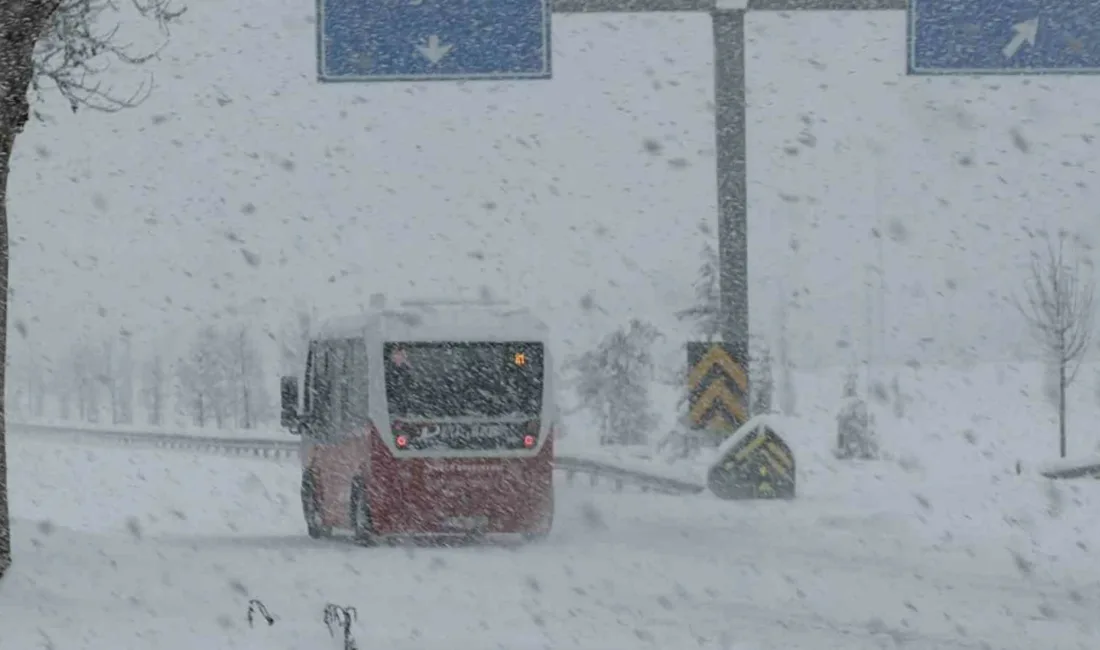 Düzce’de sabah saatlerinde etkili olan kar yağışı kenti beyaza bürürken,