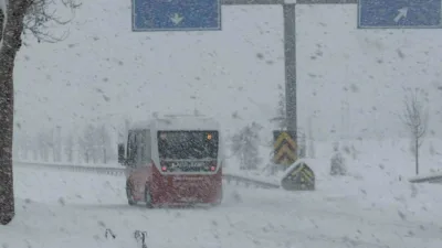 Düzce’de sabah saatlerinde etkili olan kar yağışı kenti beyaza bürürken,