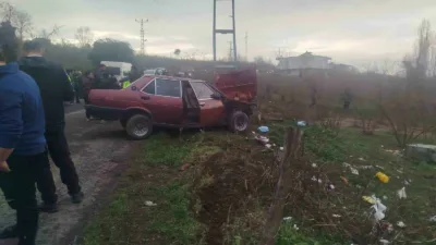 Zonguldak’ın Alaplı İlçesinde kontrolden çıkan otomobil aydınlatma direğine çarptı. Kazada